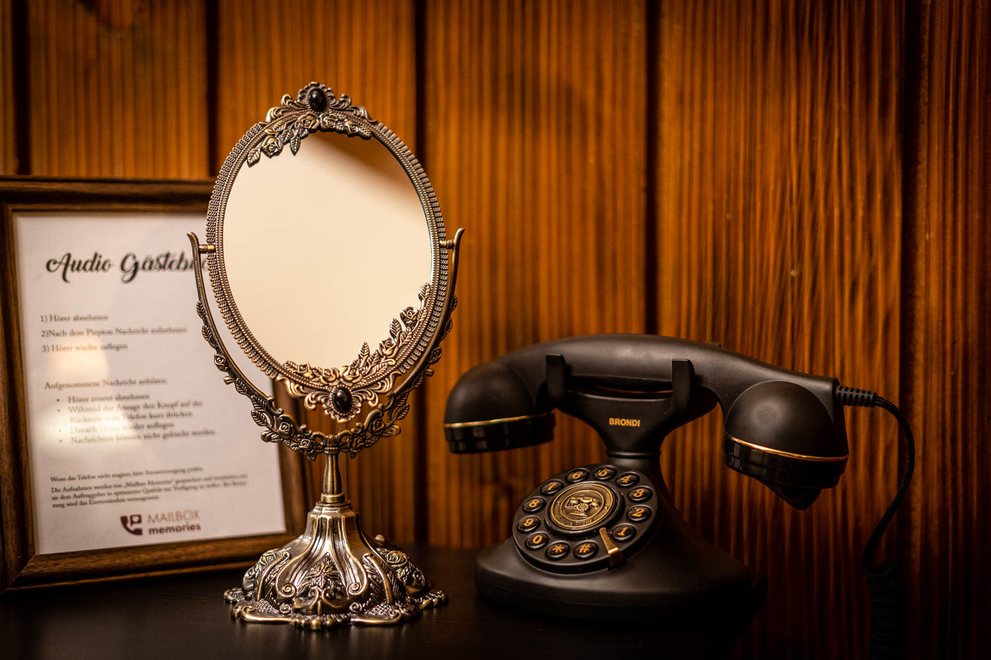Verschnörkelter Vintage-Spiegel als Deko zum Audio-Gästebuch