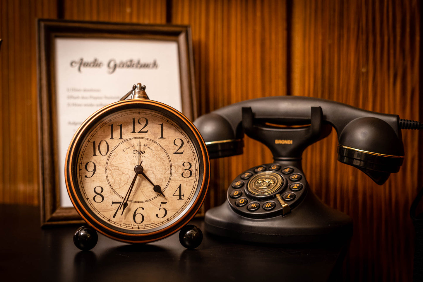 Antiker Wecker als Deko zum Audio-Gästebuch