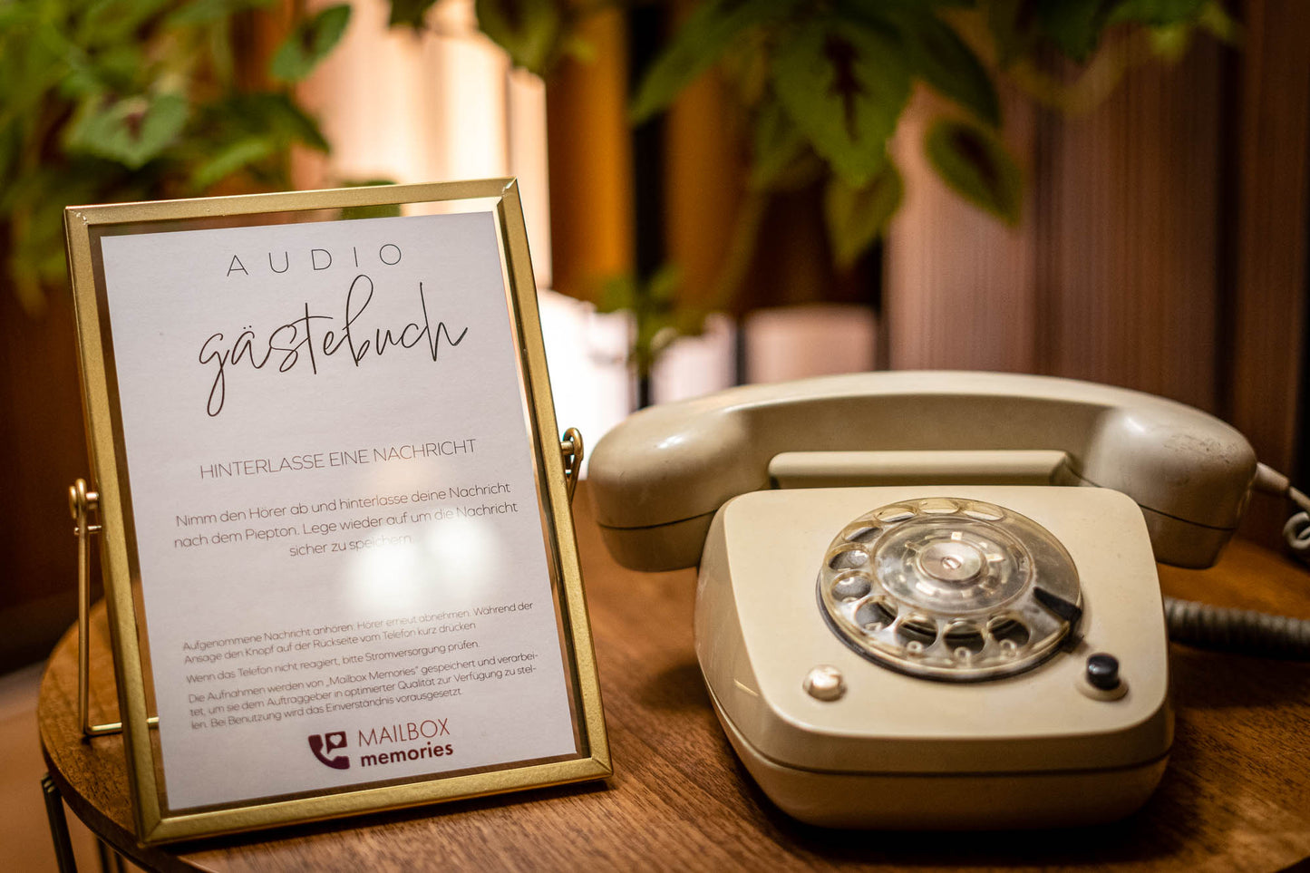 Weißes antikes Audio-Gästebuch Telefon "The White" mit goldenem Aufsteller