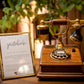 Antikes Audio-Gästebuch Holz-Telefon "The Wooden" mit goldenem Aufsteller