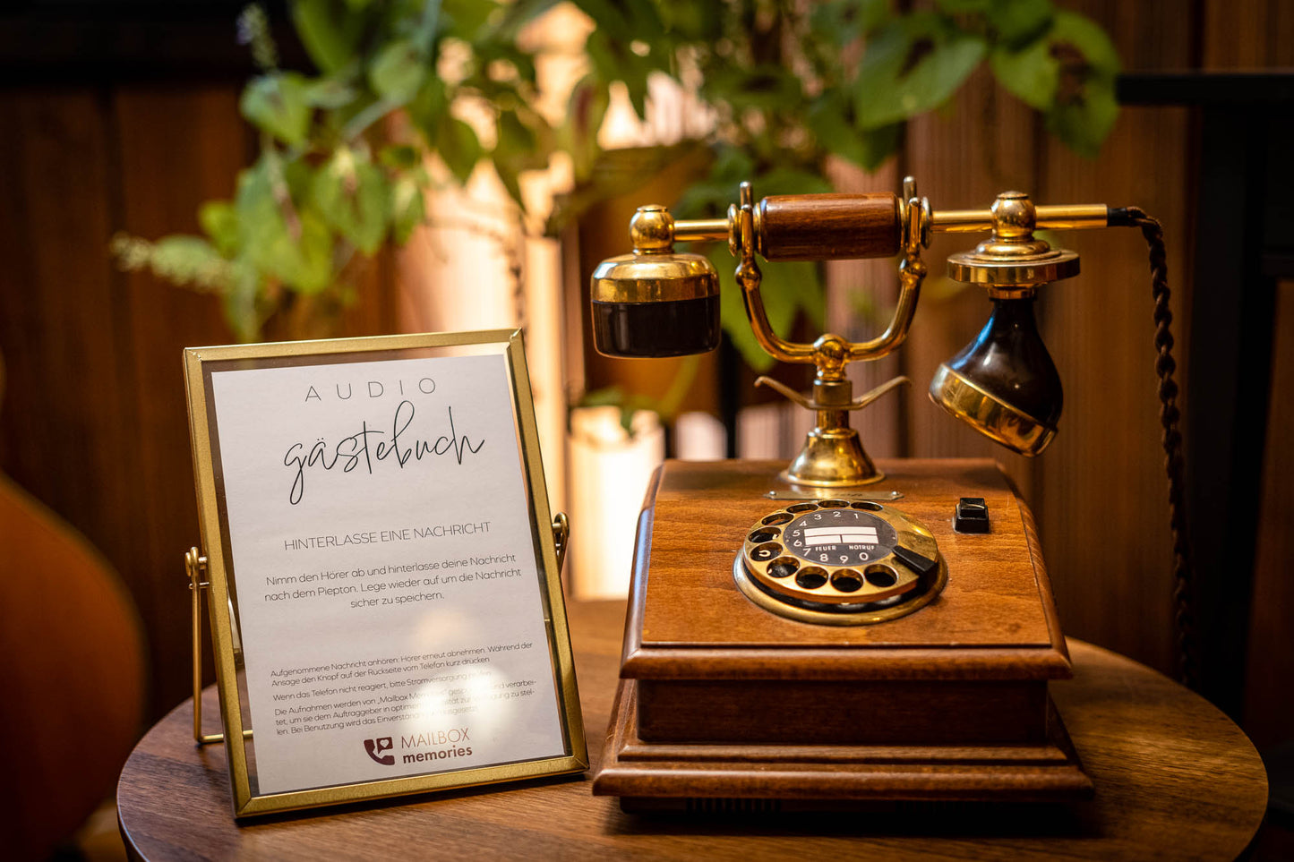 Antikes Audio-Gästebuch Holz-Telefon "The Wooden" mit goldenem Aufsteller