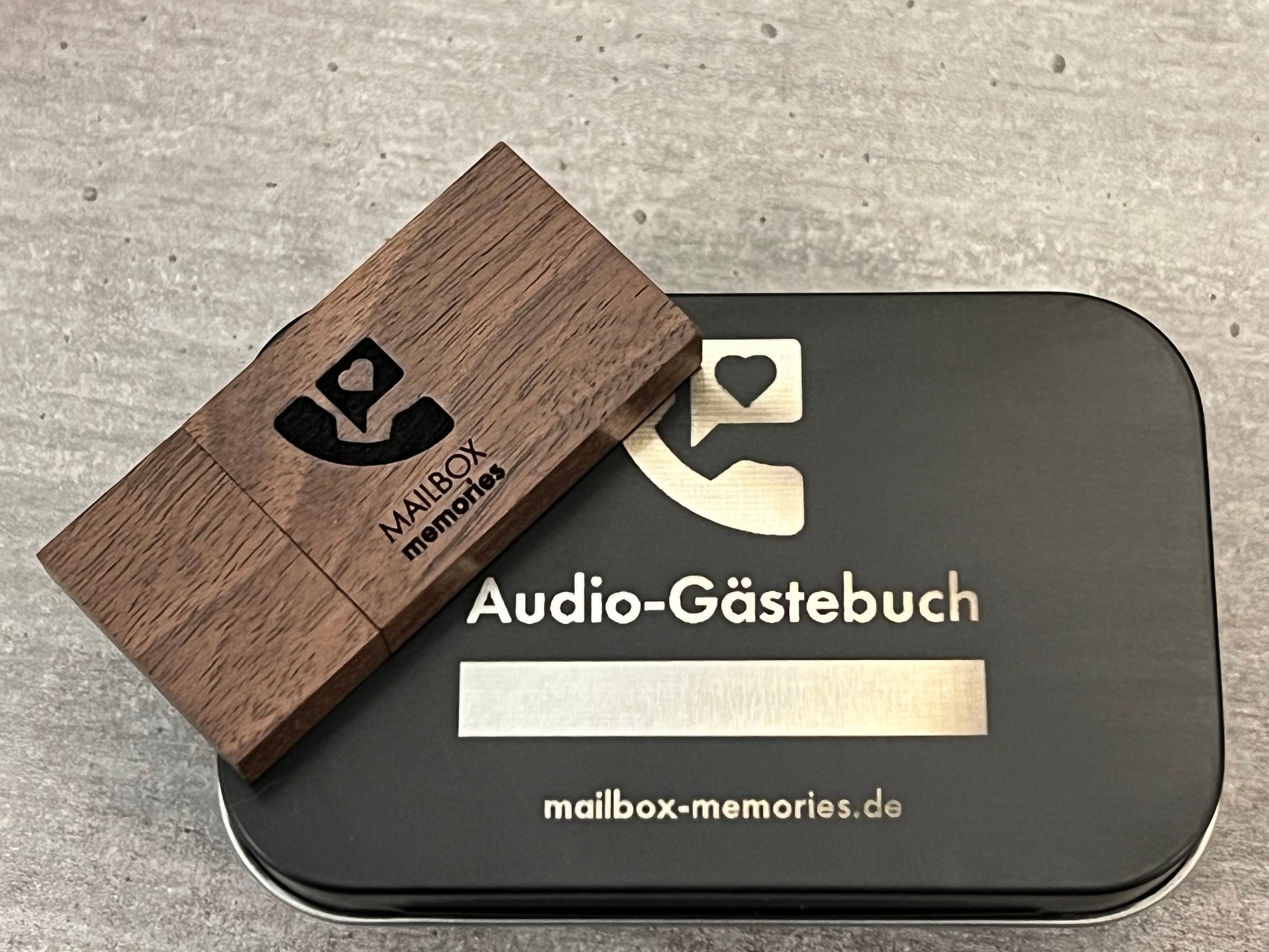 USB-Stick  aus Holz mit gravierter Metallschatulle für die Aufnahmen vom Audio-Gästebuch